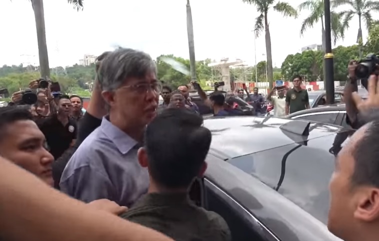 (VIDEO) Tian Chua diserang penyokong PKR taksub Anwar