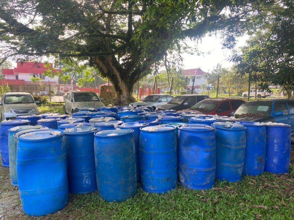 PPM Sabah berkas 110 tong dram berisi petrol di Pitas