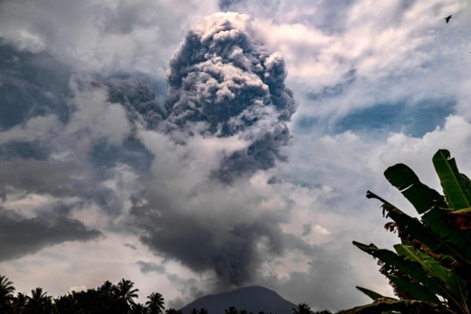Gunung berapi Ibu Indonesia meletus lagi