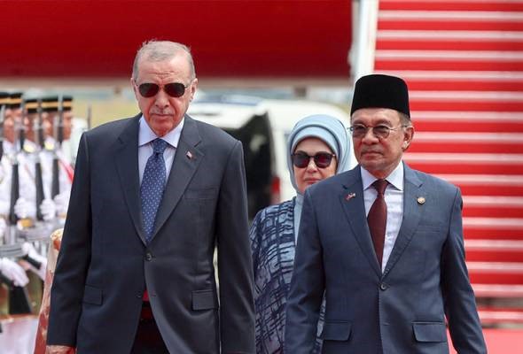 Ketibaan Presiden Erdogan di Malaysia di sambut PM Anwar dan isteri